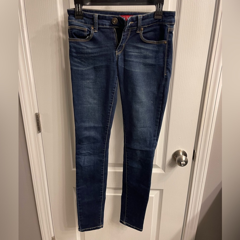 Womens’ Skinny Fit Guess Jeans. Size 26. EUC.